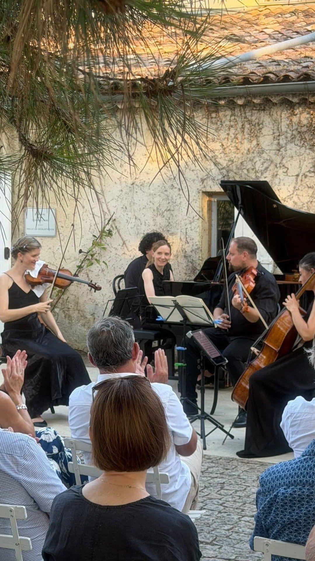 Applaus nach einem Konzert im Freien