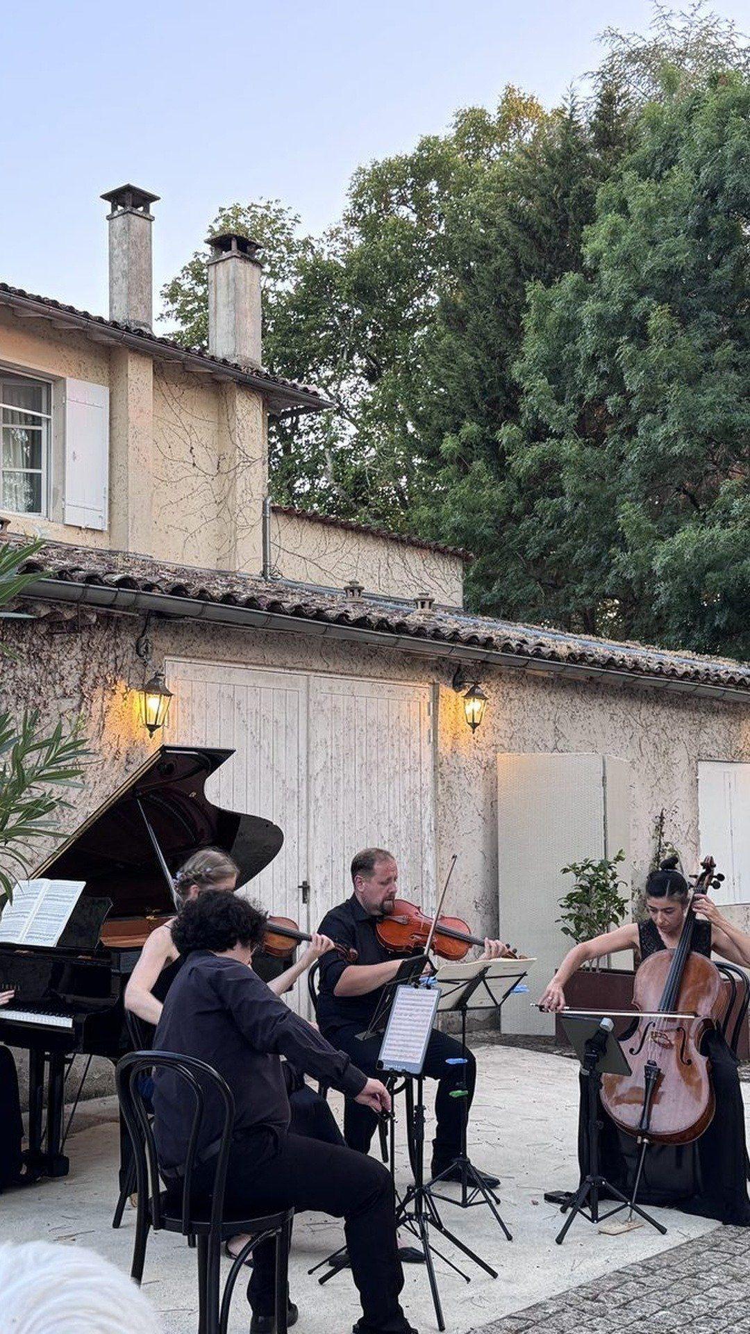 Streichquartett mit Flügel am Abend vor der Remise