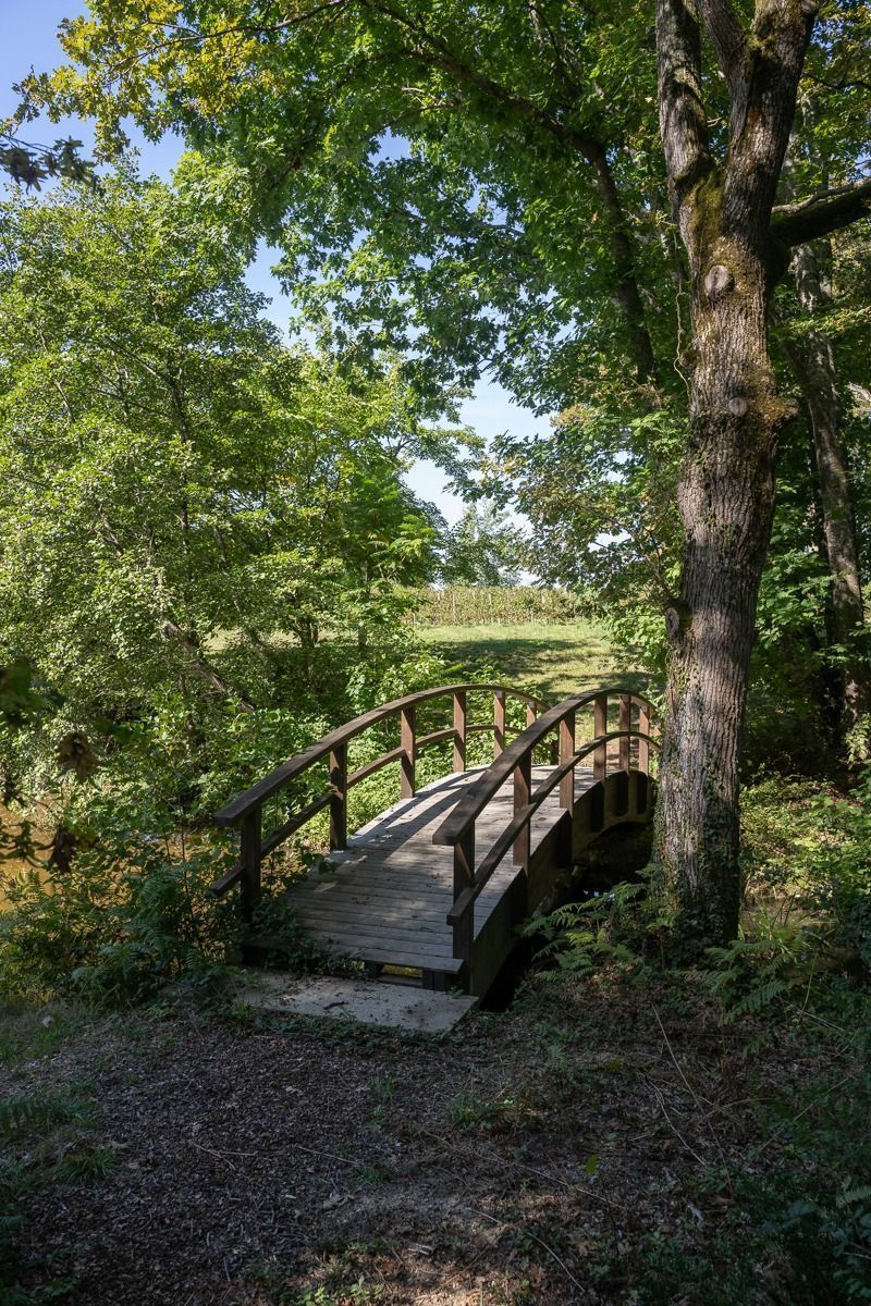 Kleine Brücke über den Bach